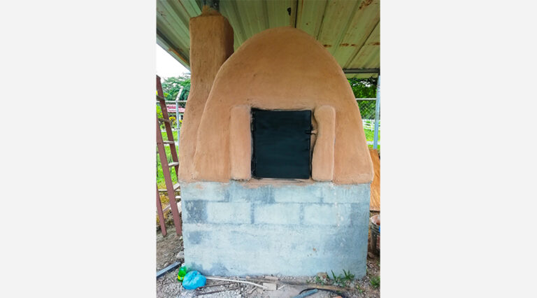 Prototype artisanal oven at EARTH University